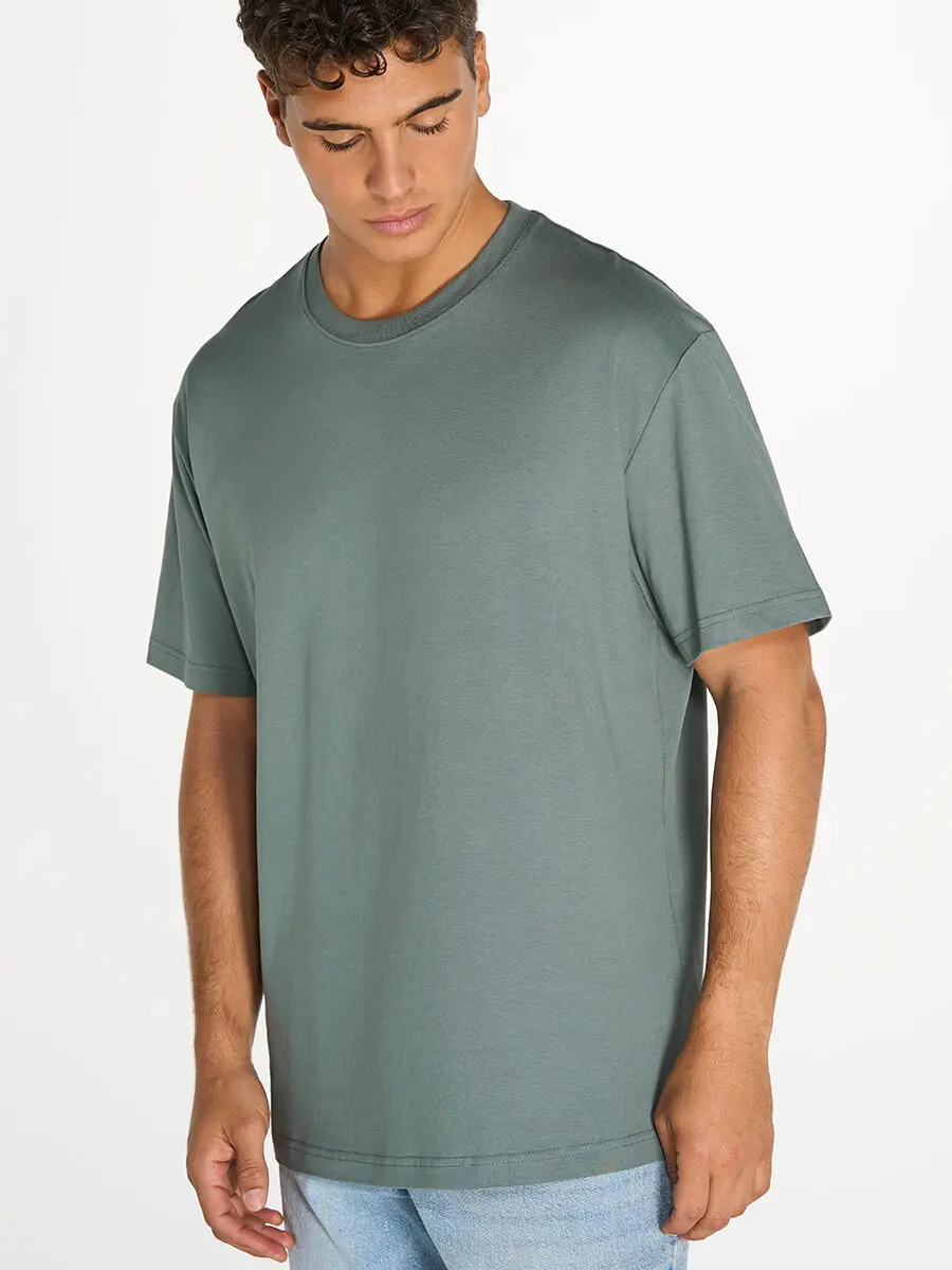 T-shirt uomo girocollo manica corta oversize in 100% cotone 200 g T-shirt uomo girocollo manica corta oversize in 100% cotone 200 g